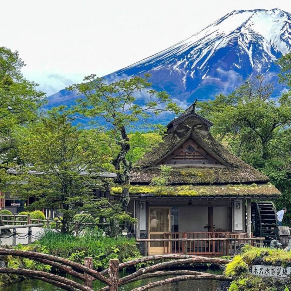 Oshino Hakkai toạ lạc dưới chân núi Phú Sĩ