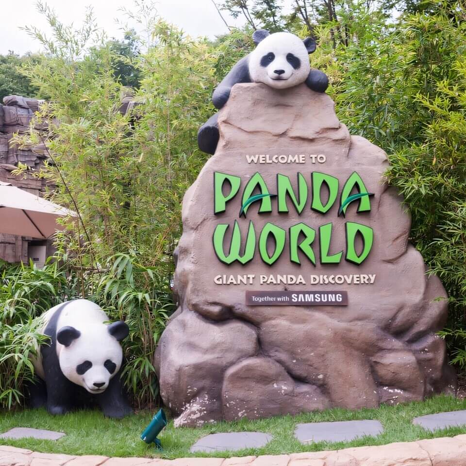 Panda World sống động