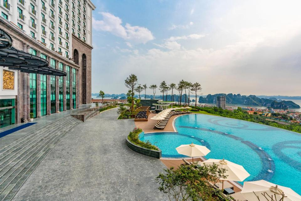 Hồ bơi khách sạn FLC Hạ Long