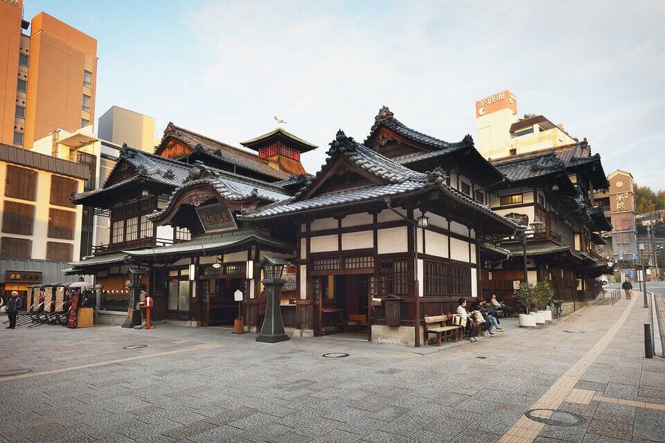 Tắm khoáng nóng ở Dogo Onsen