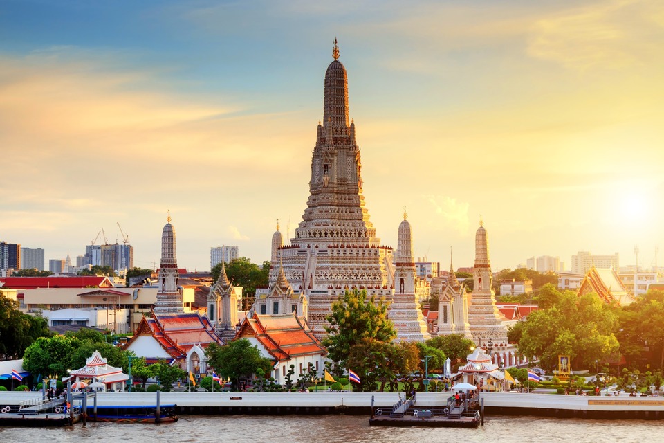 Wat Arun nằm cạnh bờ sông Chao Phraya