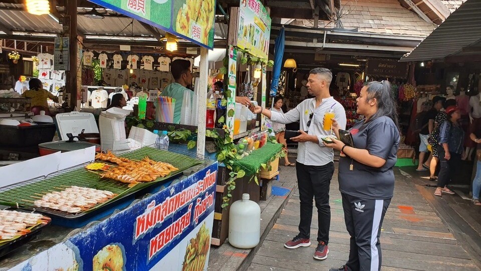 Bày bán hàng hoá đa dạng