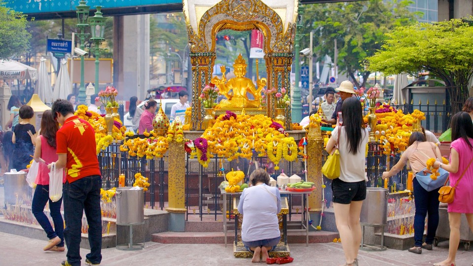 Quang cảnh hương khói nghi ngút ở đền