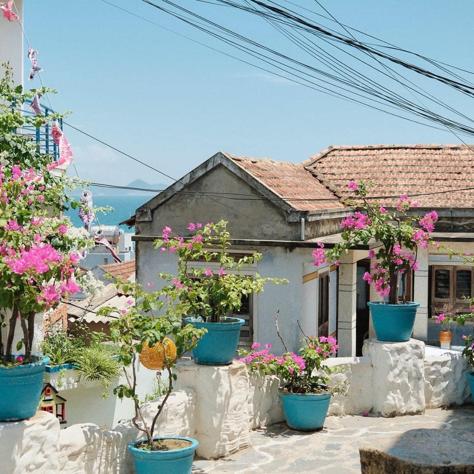 Khung cảnh bình yên bên trong làng chài