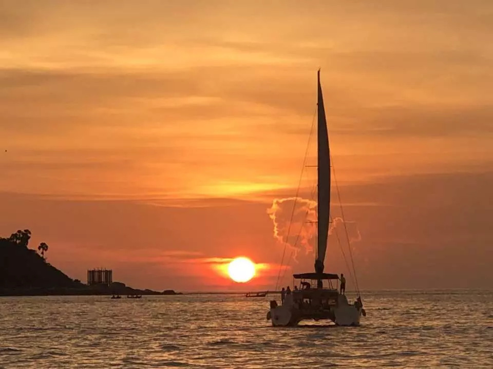 Ngắm hoàng hôn cùng khung cảnh biển Andaman trên con tàu Catamaran siêu đẳng cấp