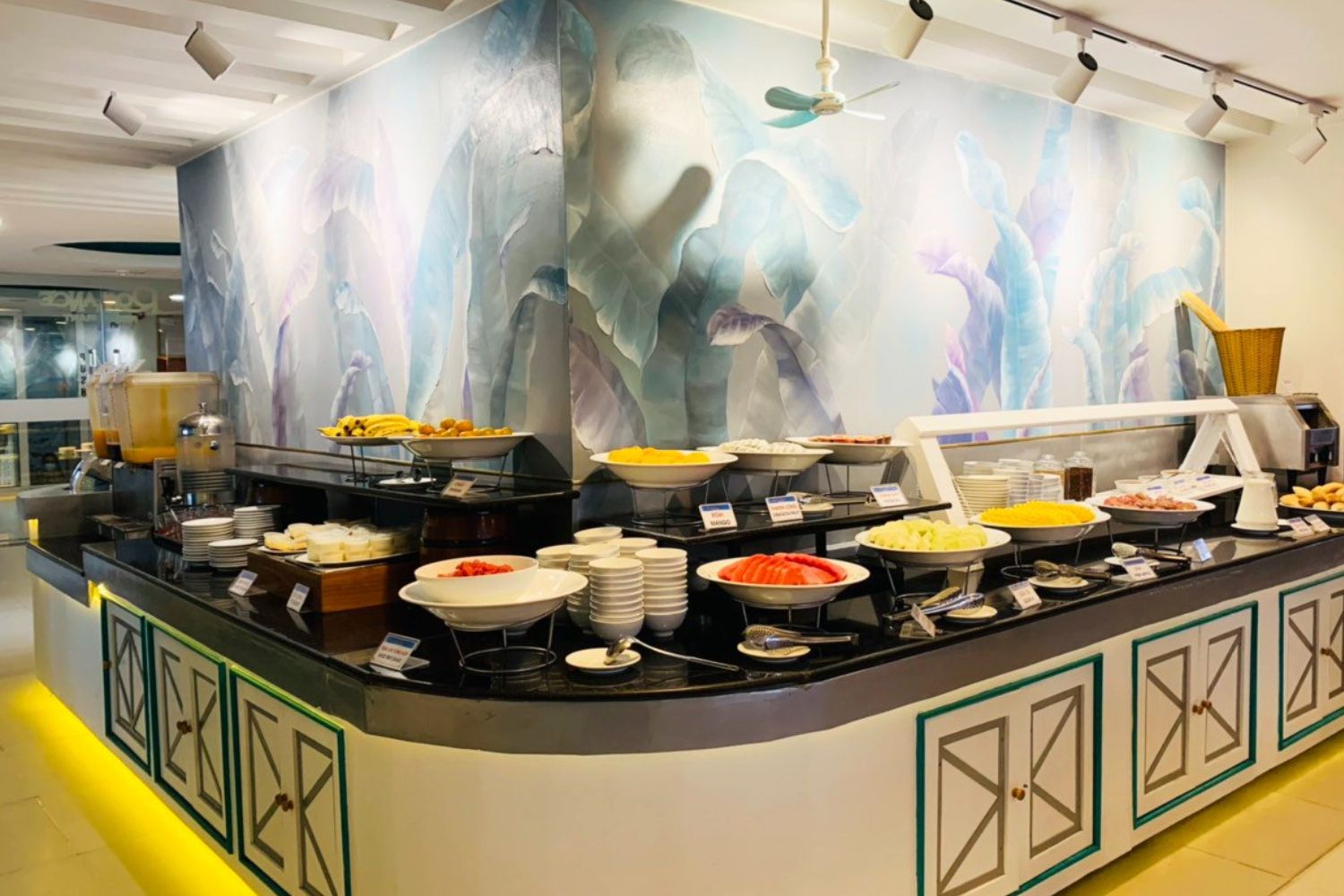 Bữa sáng buffet tại khách sạn Romance Hotel 4 sao