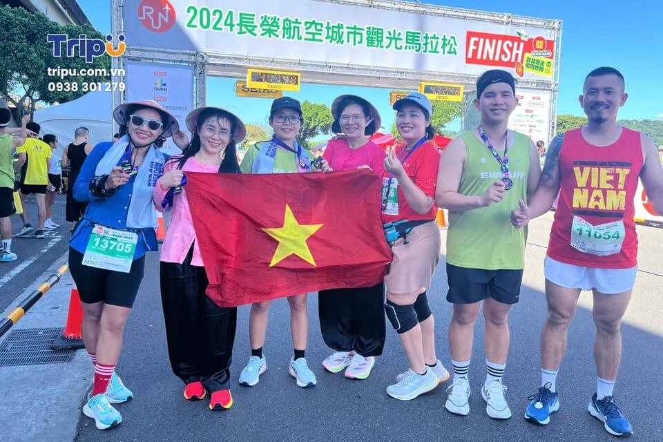 Đoàn khách check-in tại vạch đích EVA Air Marathon 2024