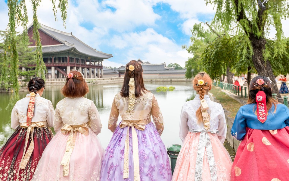 Khoác lên người những bộ Hanbok truyền thống