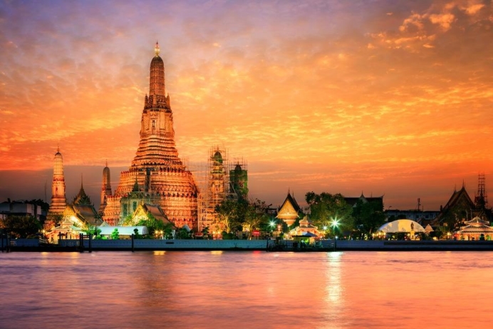 Lãng mạn không phải là mùa hè, lãng mạn là khoảnh khắc hoàng hôn ở Wat Arun