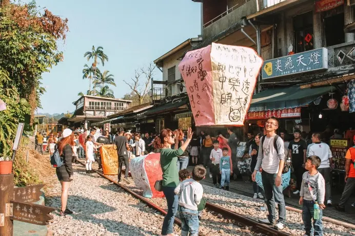 Đến Đài Loan, thì nhất định phải ghé phố cổ Thập Phần 🍁