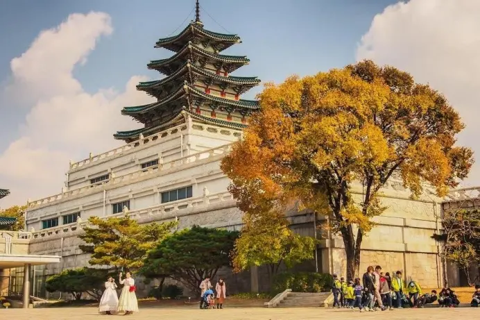 Hoá thân thành nàng thơ trong bộ Hanbok tại Cung điện Hoàng gia Gyeongbok